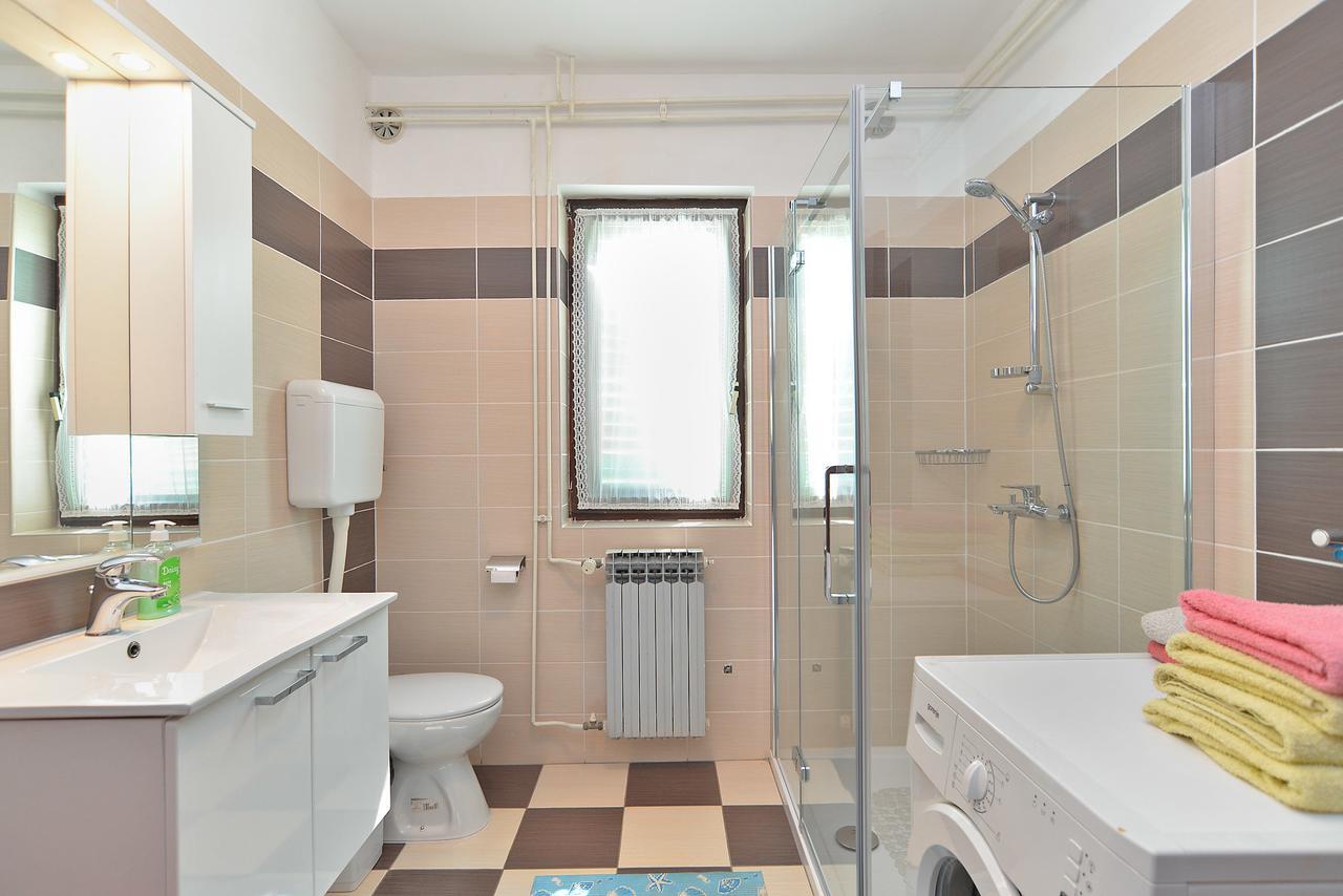 Apartments Gracijano 1724 Ližnjan Екстериор снимка