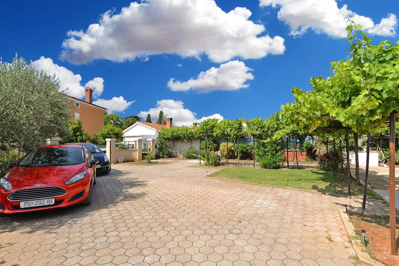 Apartments Gracijano 1724 Ližnjan Екстериор снимка