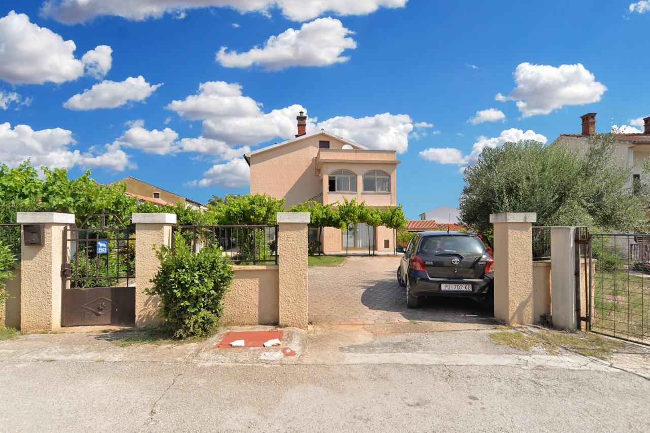 Apartments Gracijano 1724 Ližnjan Екстериор снимка