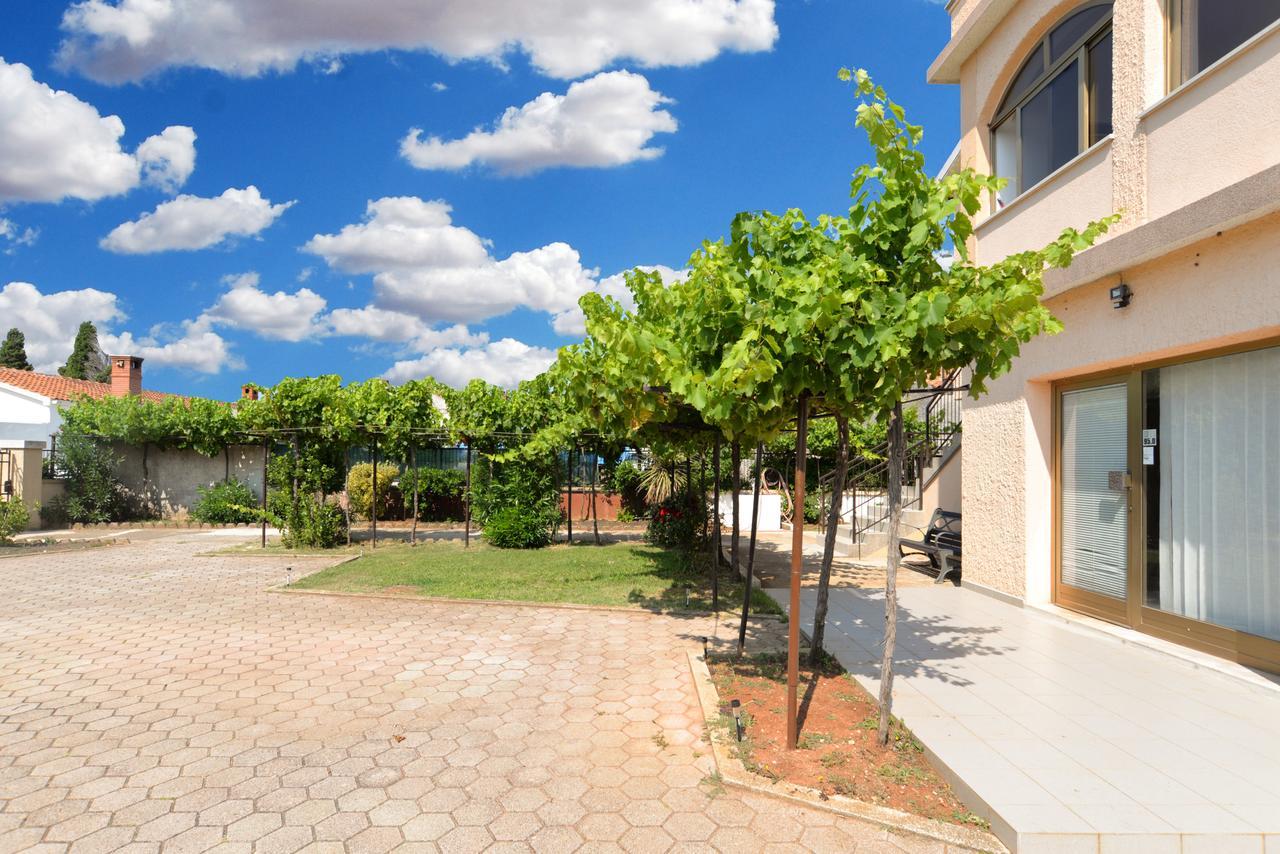 Apartments Gracijano 1724 Ližnjan Екстериор снимка