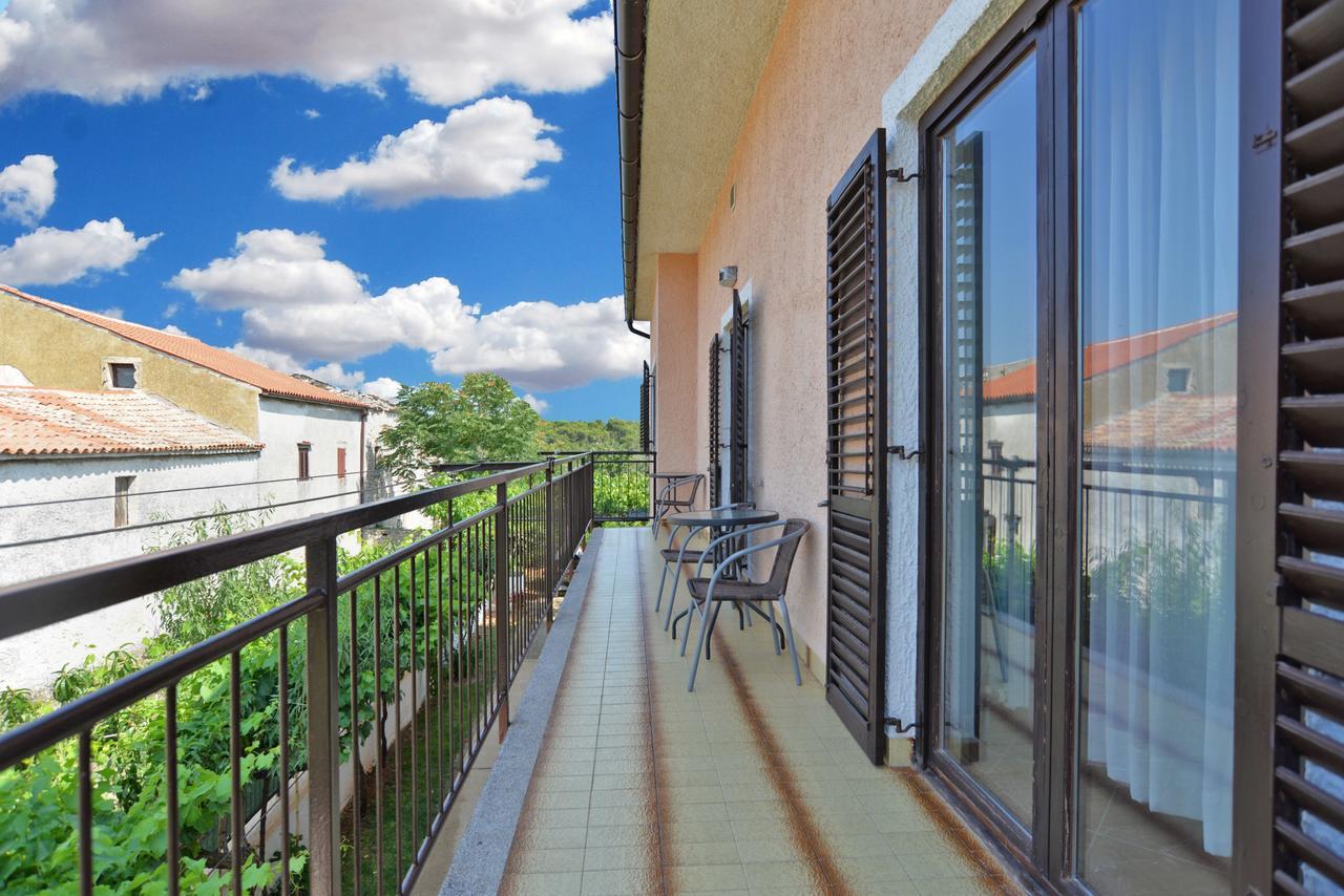 Apartments Gracijano 1724 Ližnjan Екстериор снимка